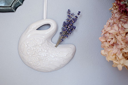 オ29 ドライフラワーが飾れる壁掛け 白鳥 - 益子焼の小さな窯元